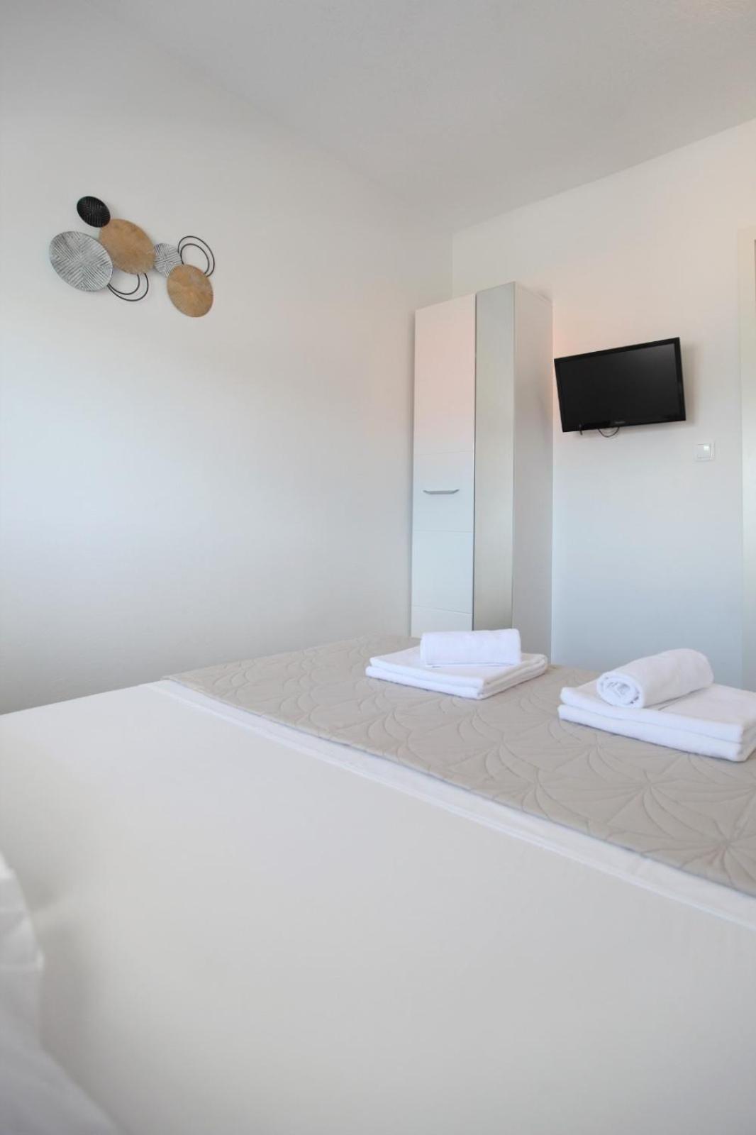 Apartment With Terrace And Sea View - Lucic Trogir Buitenkant foto