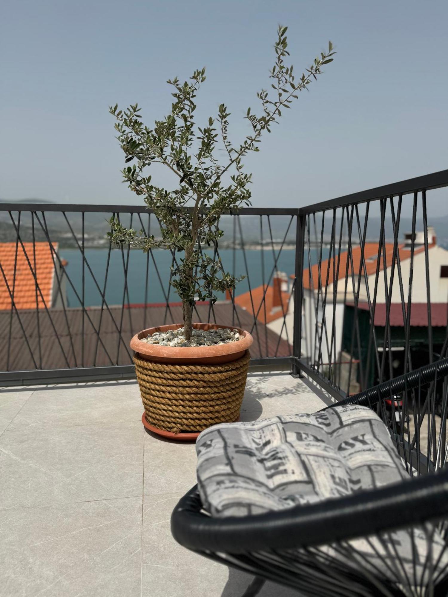 Apartment With Terrace And Sea View - Lucic Trogir Buitenkant foto
